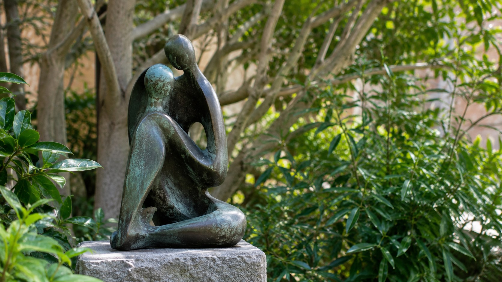 KI-generiertes Symbolbild: Fiktive abstrakte Bronzeskulptur im Grünen, keine Nachbildung eines Gehring-Werks.