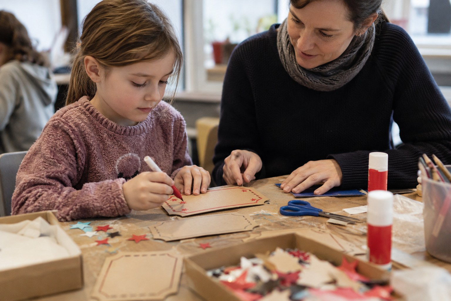 Basteln mit Karton und Papier an einem Kreativtisch.