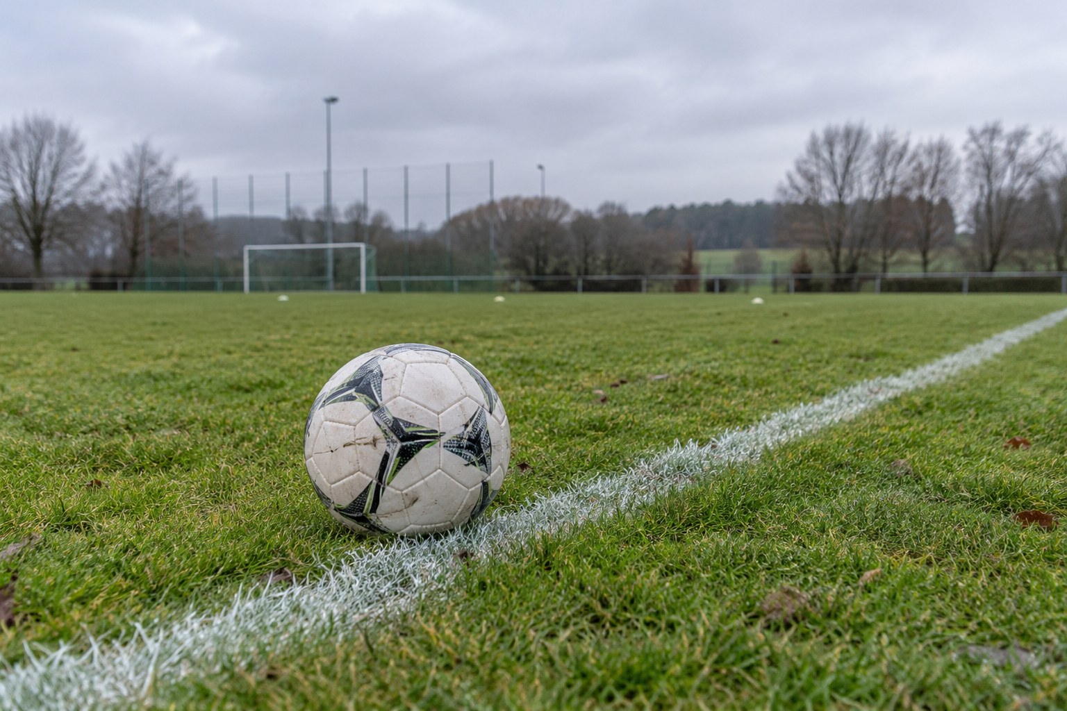 Fußball an der Seitenlinie eines Trainingsplatzes.