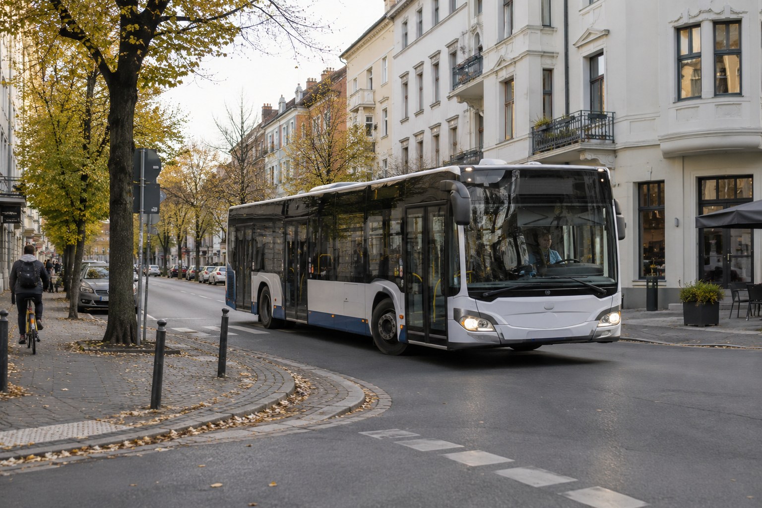 Ein Stadtbus fährt durch eine Wohnstraße.
