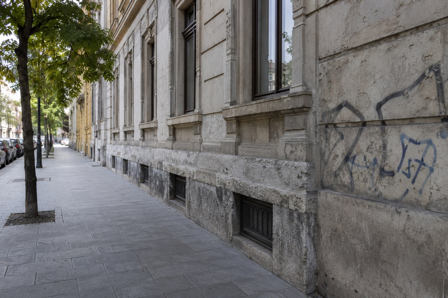 Graffiti an einer Mauer in einer Nebenstraße.