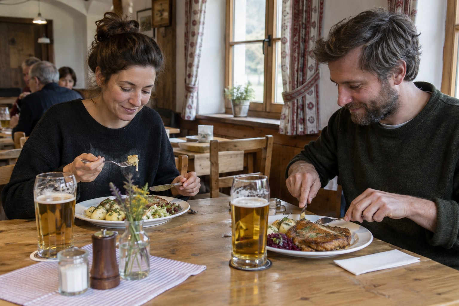 Zwei Gäste essen in einem Gasthaus.