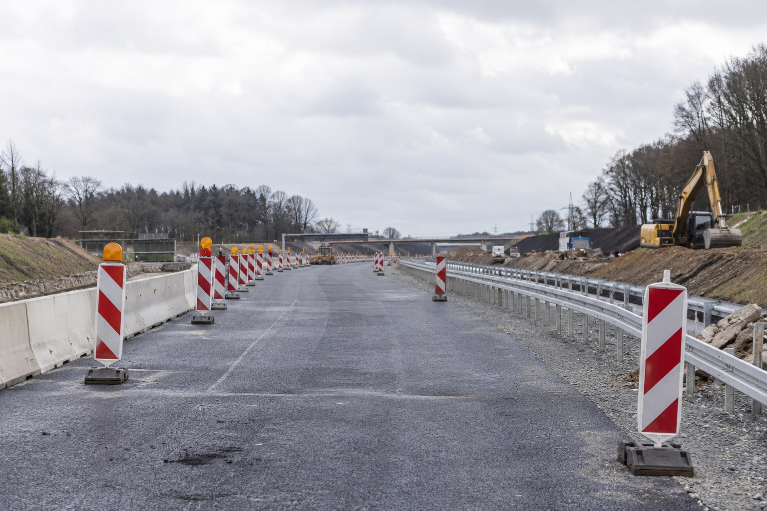 Absperrungen an einer Autobahnbaustelle.
