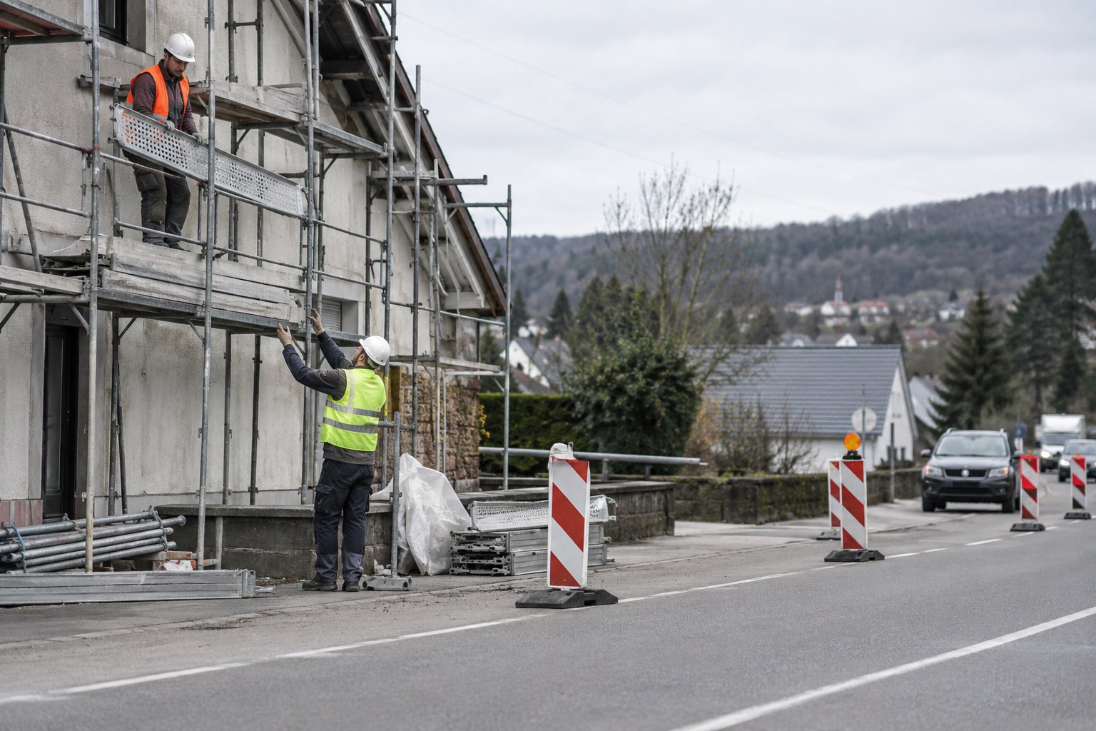 Gerüstarbeiten neben einer Straße.
