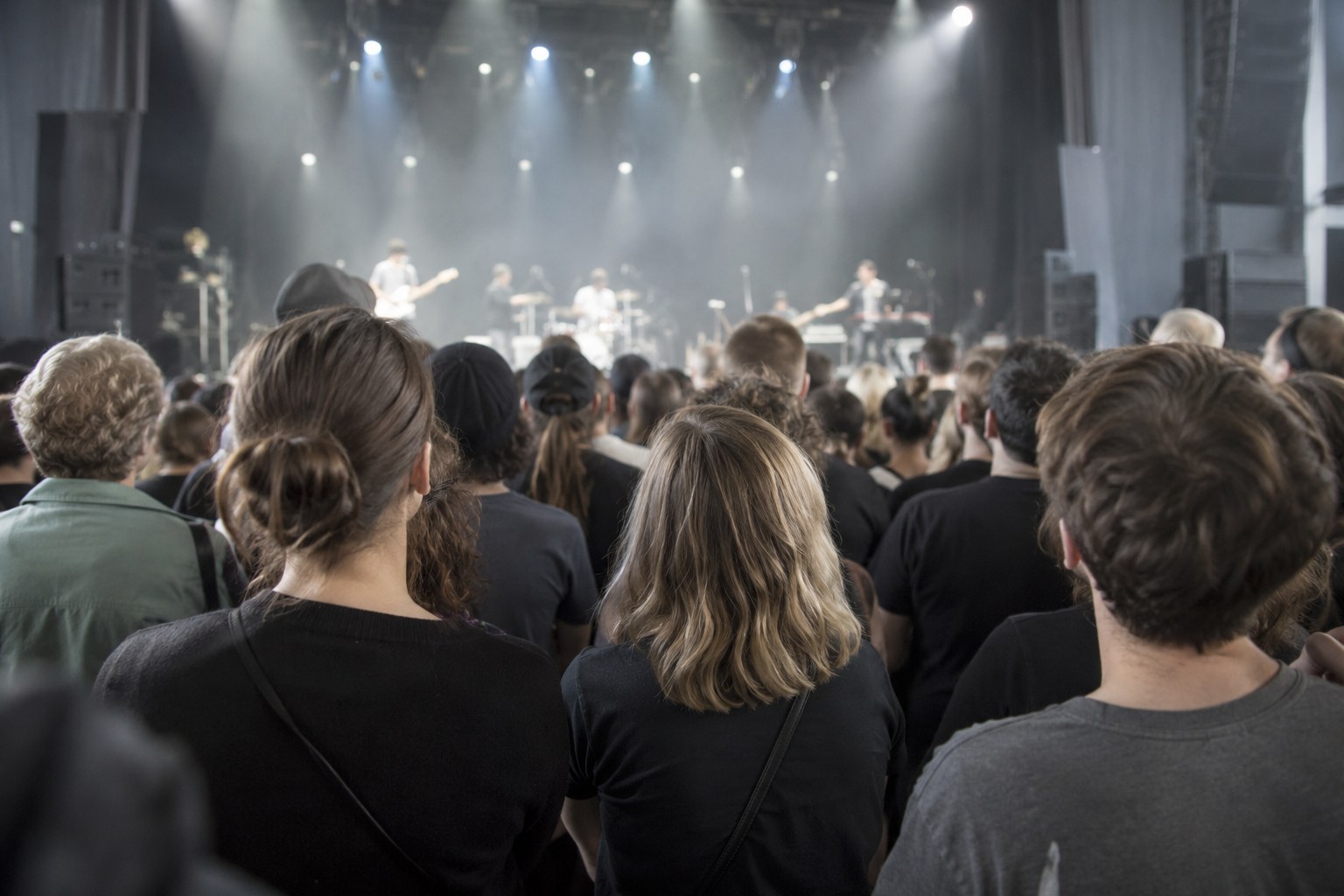 Publikum vor einer Musikbühne.