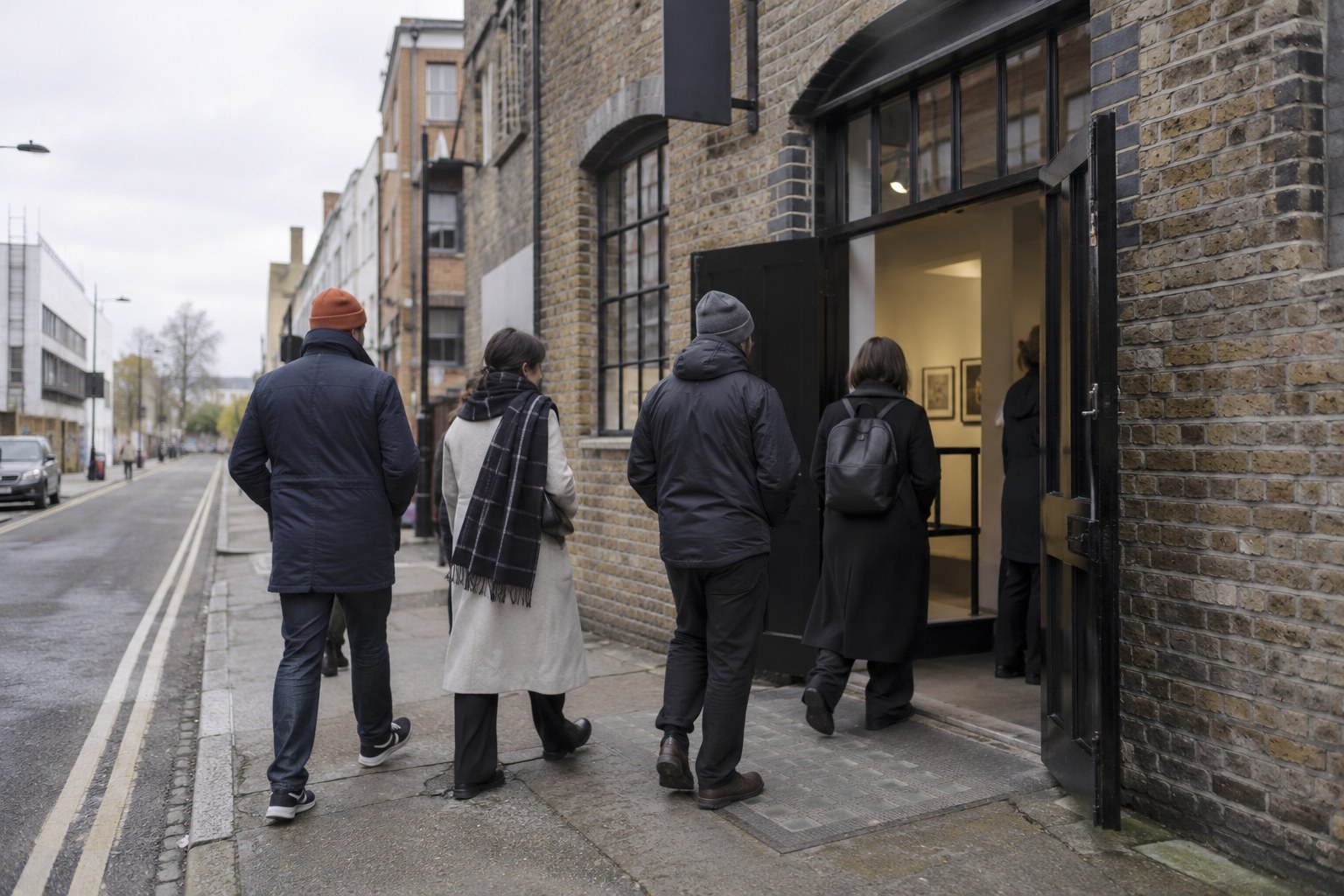 Besucher auf dem Weg zu einer Londoner Galerie.