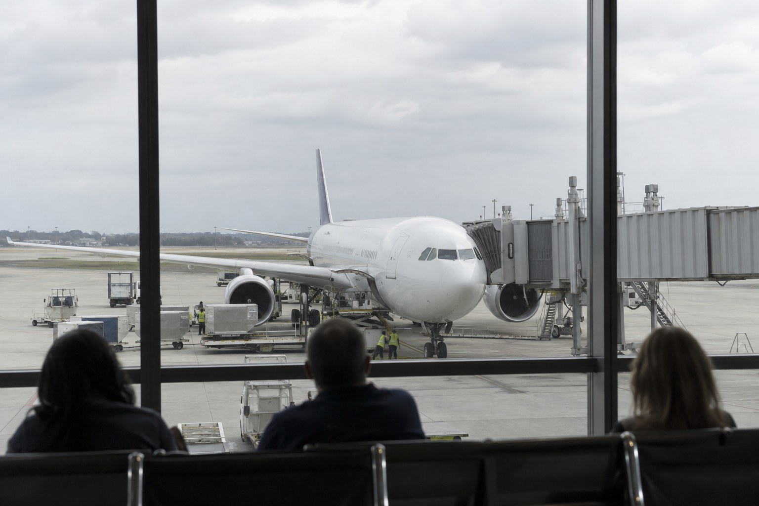 Passagierflugzeug an einer Fluggastbrücke.