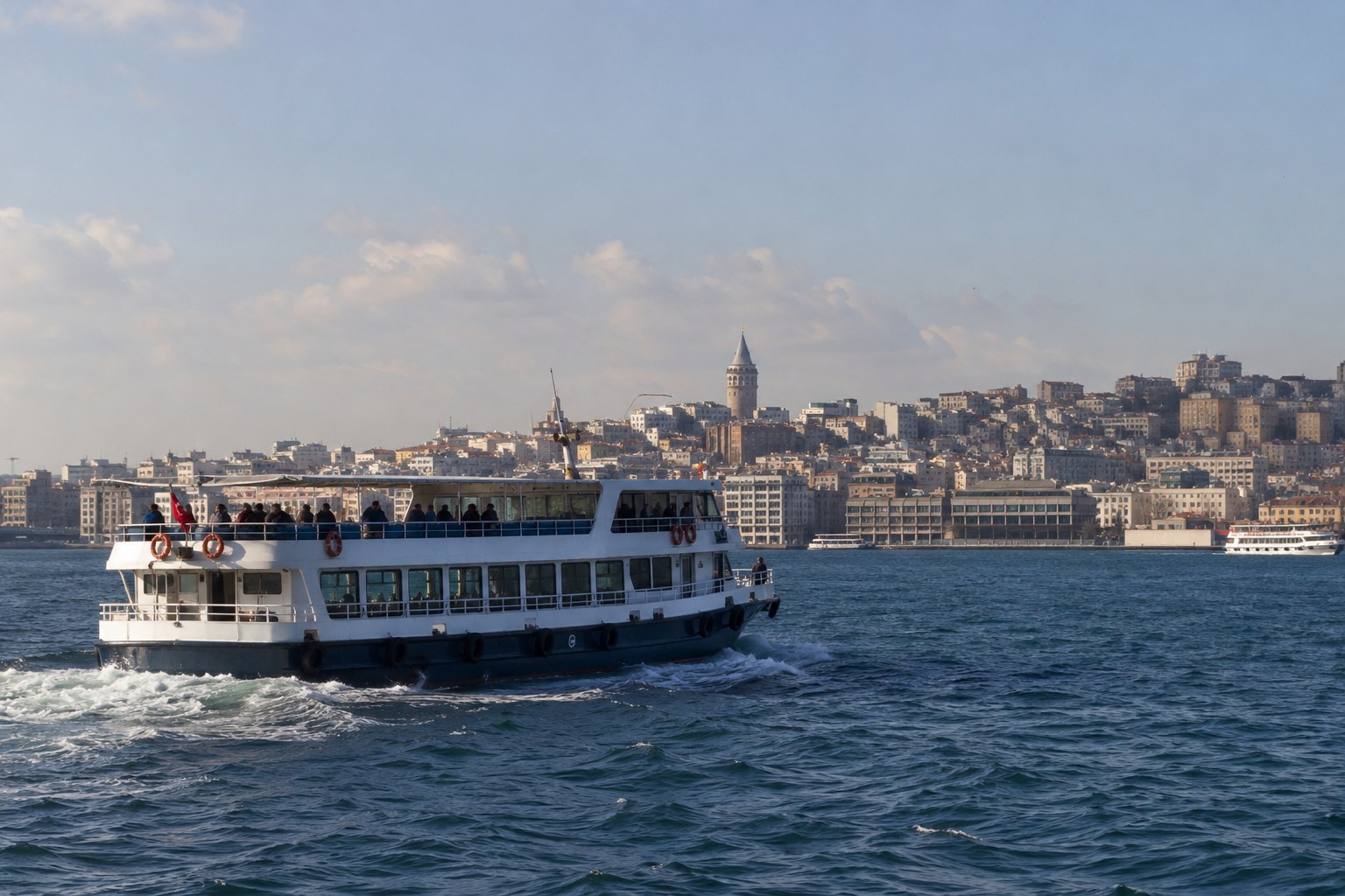 Passagierfähre vor einer türkischen Stadtküste.