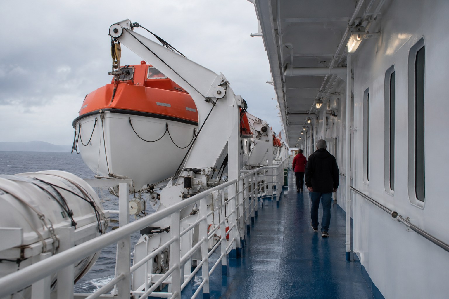 Rettungsboote und Reling an einem Passagierschiff.