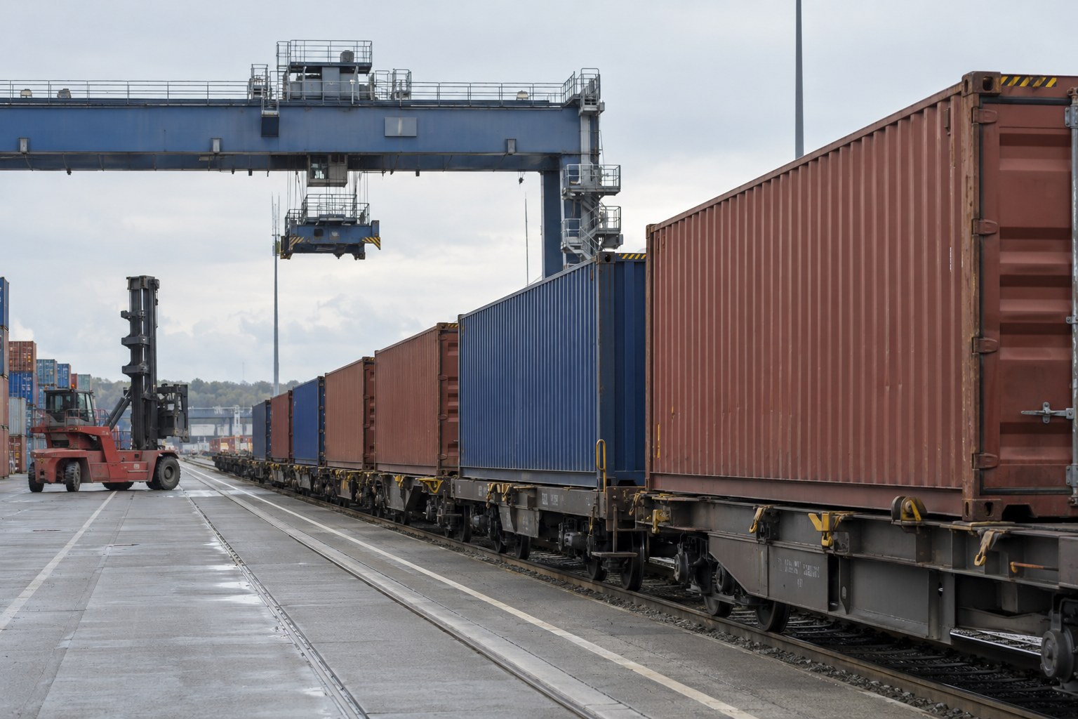 Containerzug an einem Umschlagterminal.