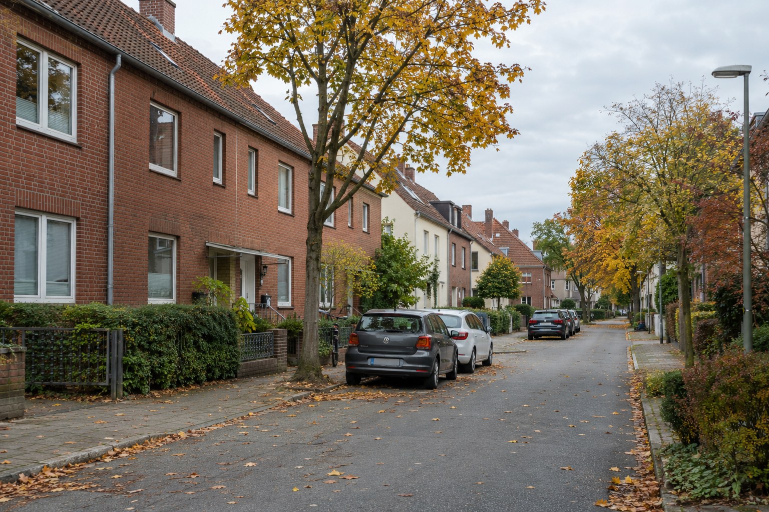 Ruhige Wohnstraße ohne dargestelltes Einsatzgeschehen.