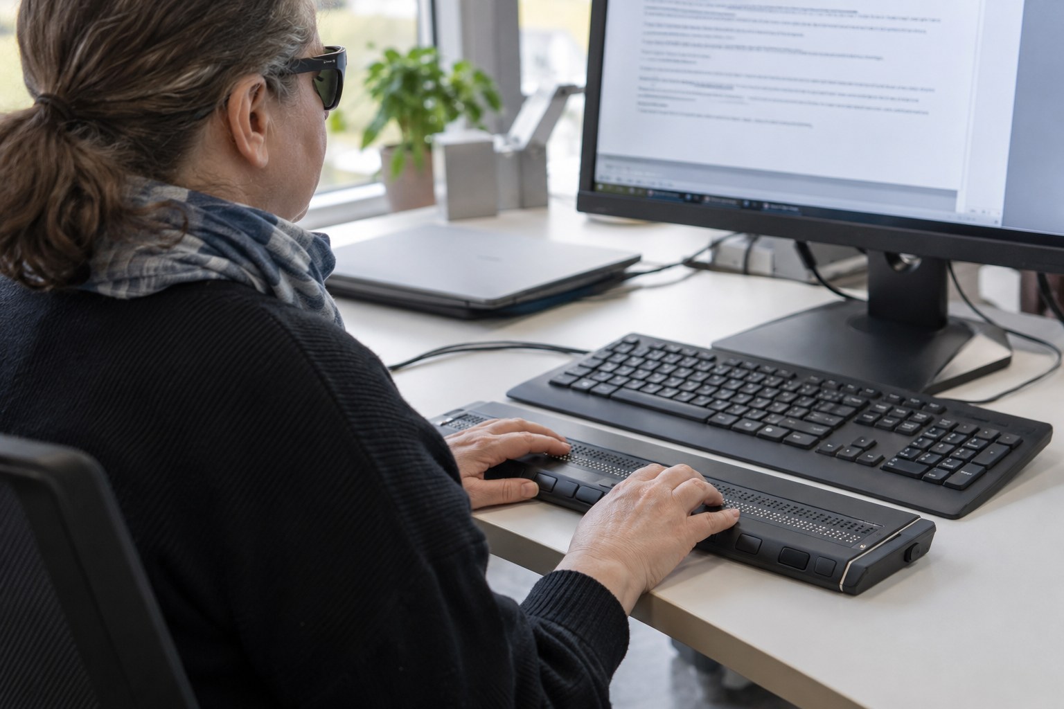 Computerarbeitsplatz mit Braillezeile.