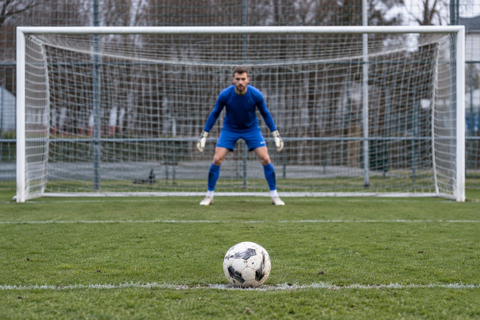 Torwart und Ball bei einer Trainingseinheit.
