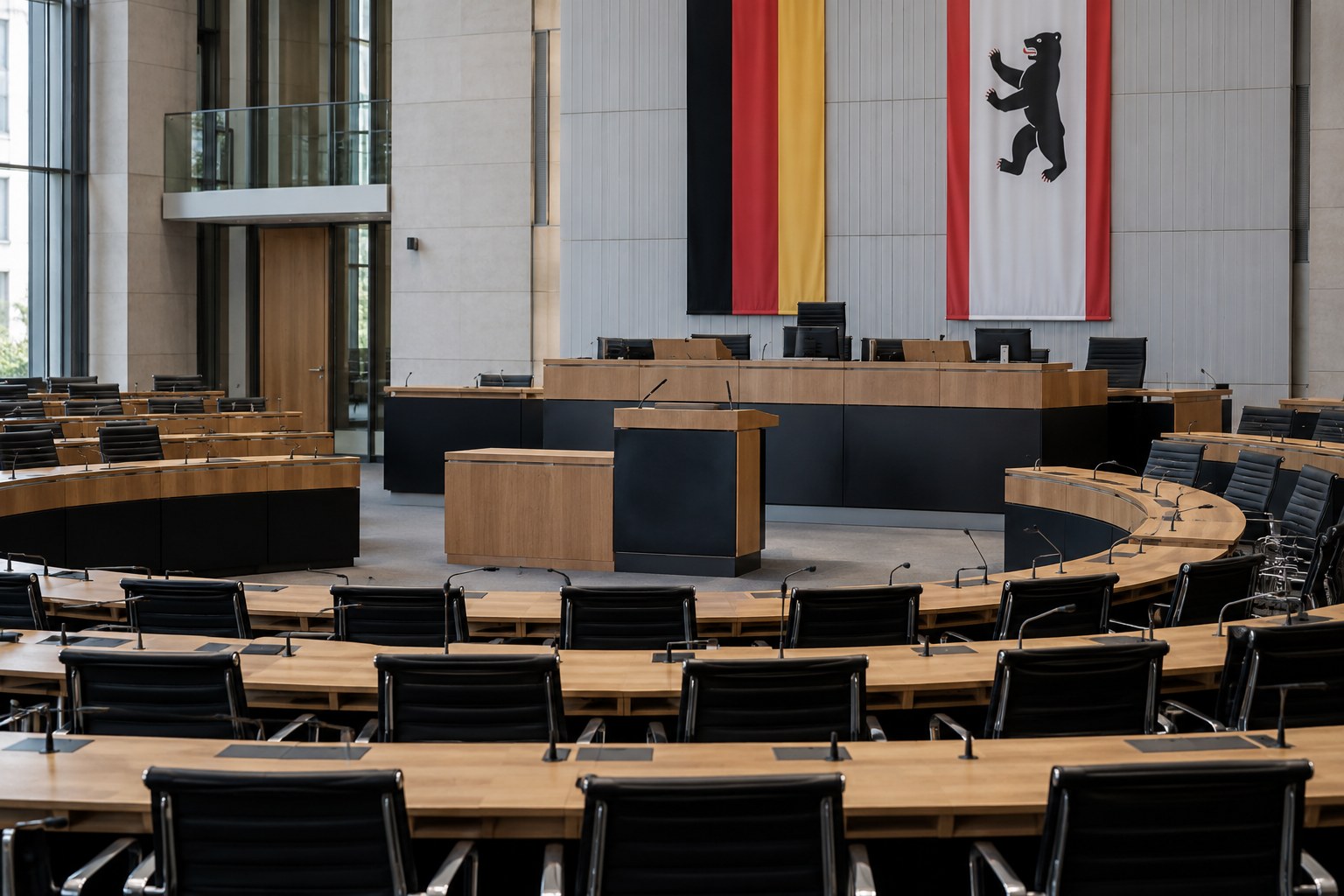 Unbesetzter parlamentarischer Sitzungssaal.