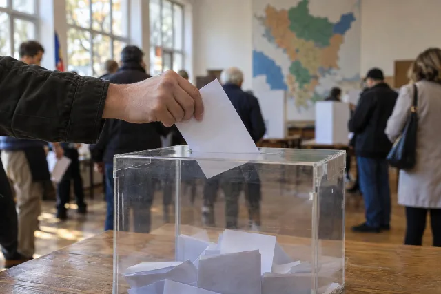 KI-generiertes Symbolbild: Anonyme Hände werfen einen Stimmzettel in eine transparente Wahlurne.