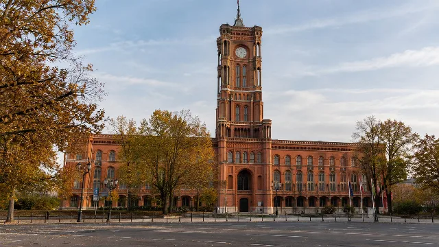 KI-generiertes Symbolbild: Das Rote Rathaus in Berlin.
